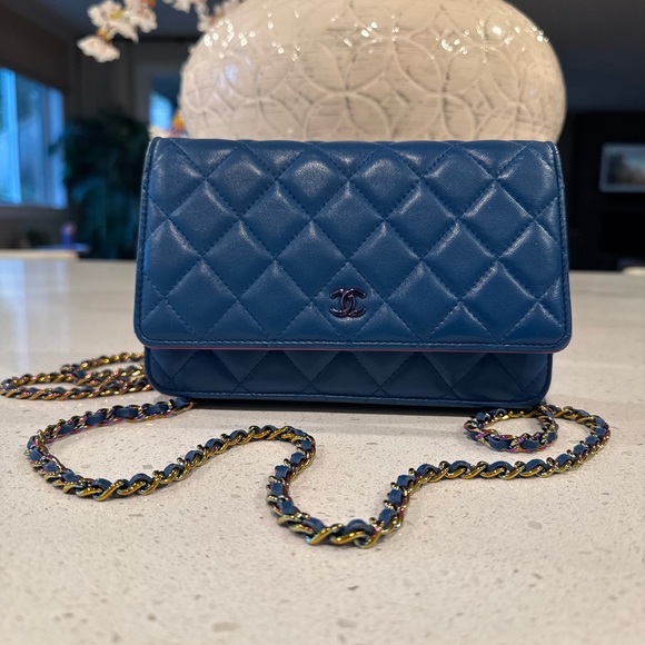 CHANEL Quilted Lambskin classic Wallet on chain with Iridescent hardware - Picture 3 of 9